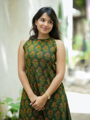 Stylish Green Floral A-Line Cotton Sleeveless Kurti Pant Co Ord Set For Women - Set Of 2