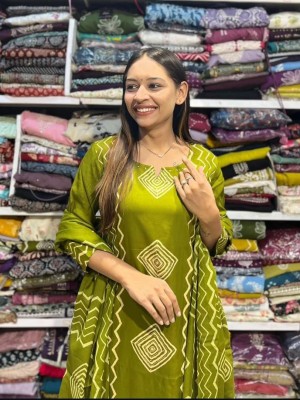 Green Printed Straight Fit Cotton Kurti Pant Dupatta Salwar Kameez For Women (Set Of 3)