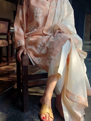 Alia Style Floral Thread Embroidery Work On Chanderi Kurti Pant With Dupatta Salwar Kameez (Set Of 3)